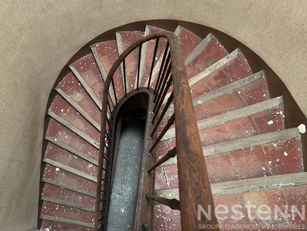 Immeuble centre-ville Carcassonne avec local commercial en angle et surfaces a renover