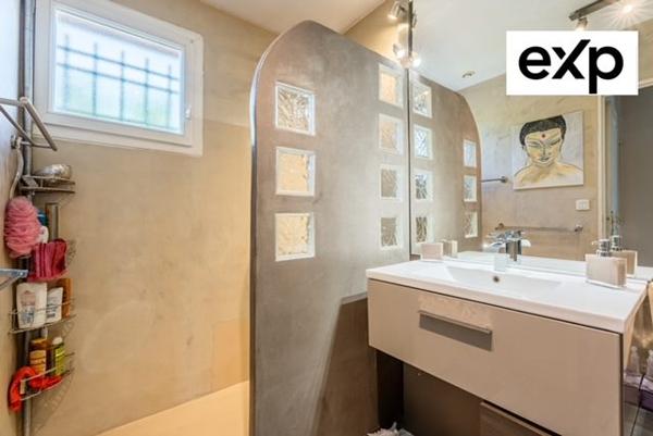 Maison familiale lumineuse avec piscine, haute performance énergétique