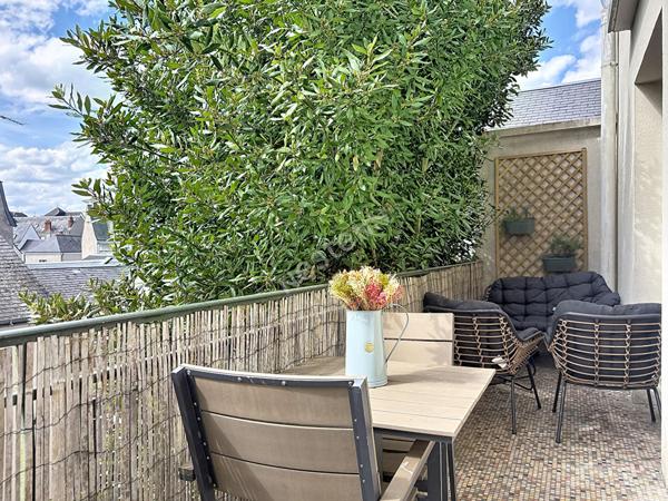 T3 RÉNOVÉ ENTRE LES HALLES ET RABELAIS - ASCENSEUR - BALCONS