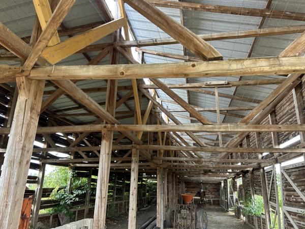 ENTRAIGUES (63) ancien séchoir de 220 m2