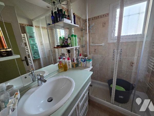 YVETOT, pavillon sur sous sol complet d'~64 m², sur un terrain ~630 m², 2 chambres.