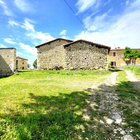 Maison de campagne avec 5 dépendances à restaurer à vendre, à proximité de Saint-Clar (32)