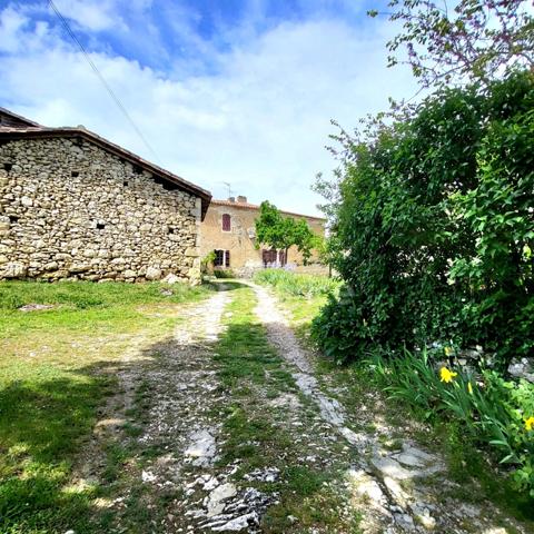 Maison de campagne avec 5 dépendances à restaurer à vendre, à proximité de Saint-Clar (32)