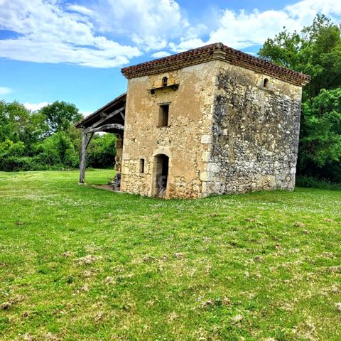 Maison de campagne avec 5 dépendances à restaurer à vendre, à proximité de Saint-Clar (32)