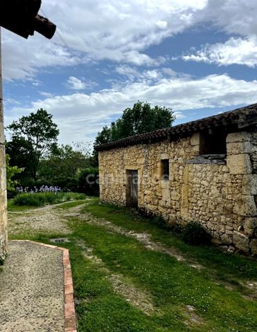 Maison de campagne avec 5 dépendances à restaurer à vendre, à proximité de Saint-Clar (32)
