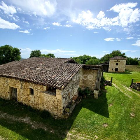 Maison de campagne avec 5 dépendances à restaurer à vendre, à proximité de Saint-Clar (32)