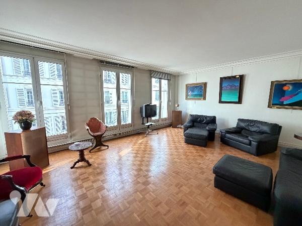 Paris 7ème Rue Saint-Dominique – Appartement + Parking + Cave