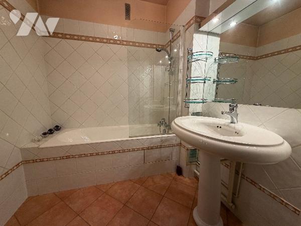 Paris 7ème Rue Saint-Dominique – Appartement + Parking + Cave