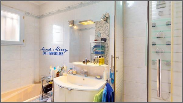 Villa plain-pied d'environ 115 m2 - 4 chambres et 2 salles d'eau - dépendance d'environ 30 m2 aménagée en un studio avec salle d'eau et wc - piscine - garage et abri voiture - terrain d'un peu plus de 1500 m clôturé