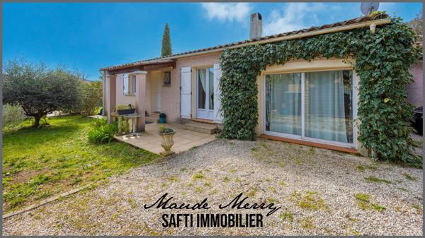 Villa plain-pied d'environ 115 m2 - 4 chambres et 2 salles d'eau - dépendance d'environ 30 m2 aménagée en un studio avec salle d'eau et wc - piscine - garage et abri voiture - terrain d'un peu plus de 1500 m clôturé