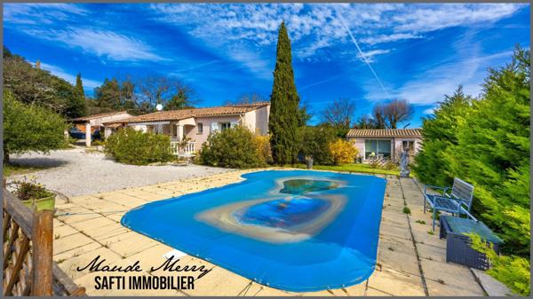 Villa plain-pied d'environ 115 m2 - 4 chambres et 2 salles d'eau - dépendance d'environ 30 m2 aménagée en un studio avec salle d'eau et wc - piscine - garage et abri voiture - terrain d'un peu plus de 1500 m clôturé