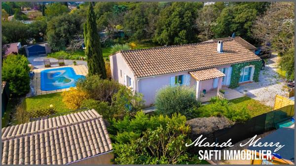 Villa plain-pied d'environ 115 m2 - 4 chambres et 2 salles d'eau - dépendance d'environ 30 m2 aménagée en un studio avec salle d'eau et wc - piscine - garage et abri voiture - terrain d'un peu plus de 1500 m clôturé