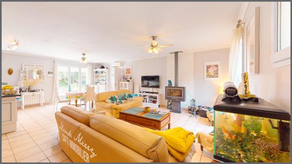 Villa plain-pied d'environ 115 m2 - 4 chambres et 2 salles d'eau - dépendance d'environ 30 m2 aménagée en un studio avec salle d'eau et wc - piscine - garage et abri voiture - terrain d'un peu plus de 1500 m clôturé