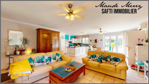 Villa plain-pied d'environ 115 m2 - 4 chambres et 2 salles d'eau - dépendance d'environ 30 m2 aménagée en un studio avec salle d'eau et wc - piscine - garage et abri voiture - terrain d'un peu plus de 1500 m clôturé