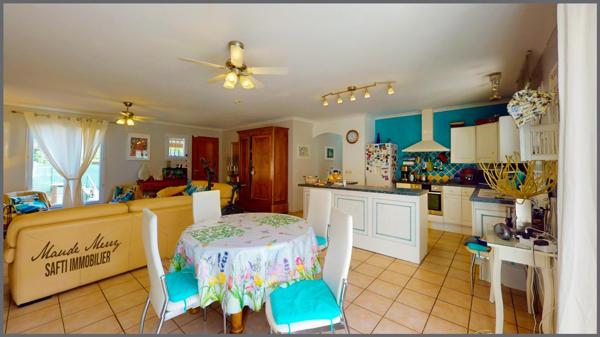 Villa plain-pied d'environ 115 m2 - 4 chambres et 2 salles d'eau - dépendance d'environ 30 m2 aménagée en un studio avec salle d'eau et wc - piscine - garage et abri voiture - terrain d'un peu plus de 1500 m clôturé