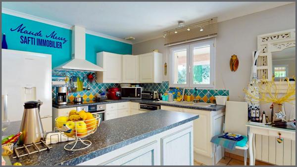 Villa plain-pied d'environ 115 m2 - 4 chambres et 2 salles d'eau - dépendance d'environ 30 m2 aménagée en un studio avec salle d'eau et wc - piscine - garage et abri voiture - terrain d'un peu plus de 1500 m clôturé