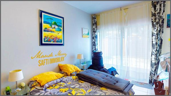 Villa plain-pied d'environ 115 m2 - 4 chambres et 2 salles d'eau - dépendance d'environ 30 m2 aménagée en un studio avec salle d'eau et wc - piscine - garage et abri voiture - terrain d'un peu plus de 1500 m clôturé