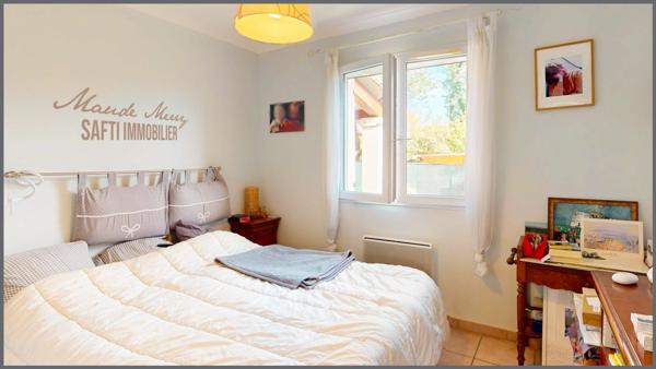 Villa plain-pied d'environ 115 m2 - 4 chambres et 2 salles d'eau - dépendance d'environ 30 m2 aménagée en un studio avec salle d'eau et wc - piscine - garage et abri voiture - terrain d'un peu plus de 1500 m clôturé