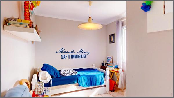 Villa plain-pied d'environ 115 m2 - 4 chambres et 2 salles d'eau - dépendance d'environ 30 m2 aménagée en un studio avec salle d'eau et wc - piscine - garage et abri voiture - terrain d'un peu plus de 1500 m clôturé