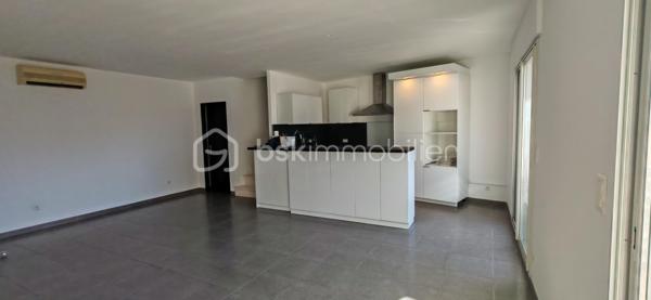 Dans l’une des avenues les plus recherchées de Nîmes, ce triplex d’exception dévoile une rénovation complète aux lignes contemporaines et aux finitions soignées.
Dès l’entrée, la grande pièce de vie séduit par son volume et sa luminosité, sublimée par une cuisine équipée. L’ensemble s’ouvre sur une terrasse baignée de lumière, véritable prolongement naturel de l’espace intérieur.
Au 1er étage, un palier élégant distribue deux chambres confortables, une salle d’eau avec un WC, ainsi qu’une terrasse intimiste, idéale pour profiter d’un moment de calme.
Le 2ᵉ étage est entièrement dédié à une suite parentale, pensée comme un espace privé et privilégié, avec accès direct à une terrasse exclusive, offrant une atmosphère rare en cœur de ville.
Un box et un stationnement privatif complètent ce bien rare, alliant emplacement premium, volumes, lumière et prestations de standing.