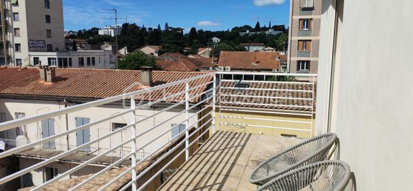 Dans l’une des avenues les plus recherchées de Nîmes, ce triplex d’exception dévoile une rénovation complète aux lignes contemporaines et aux finitions soignées.
Dès l’entrée, la grande pièce de vie séduit par son volume et sa luminosité, sublimée par une cuisine équipée. L’ensemble s’ouvre sur une terrasse baignée de lumière, véritable prolongement naturel de l’espace intérieur.
Au 1er étage, un palier élégant distribue deux chambres confortables, une salle d’eau avec un WC, ainsi qu’une terrasse intimiste, idéale pour profiter d’un moment de calme.
Le 2ᵉ étage est entièrement dédié à une suite parentale, pensée comme un espace privé et privilégié, avec accès direct à une terrasse exclusive, offrant une atmosphère rare en cœur de ville.
Un box et un stationnement privatif complètent ce bien rare, alliant emplacement premium, volumes, lumière et prestations de standing.