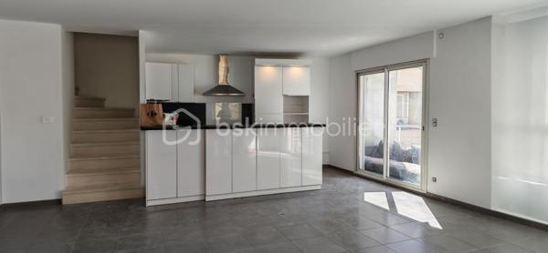 Dans l’une des avenues les plus recherchées de Nîmes, ce triplex d’exception dévoile une rénovation complète aux lignes contemporaines et aux finitions soignées.
Dès l’entrée, la grande pièce de vie séduit par son volume et sa luminosité, sublimée par une cuisine équipée. L’ensemble s’ouvre sur une terrasse baignée de lumière, véritable prolongement naturel de l’espace intérieur.
Au 1er étage, un palier élégant distribue deux chambres confortables, une salle d’eau avec un WC, ainsi qu’une terrasse intimiste, idéale pour profiter d’un moment de calme.
Le 2ᵉ étage est entièrement dédié à une suite parentale, pensée comme un espace privé et privilégié, avec accès direct à une terrasse exclusive, offrant une atmosphère rare en cœur de ville.
Un box et un stationnement privatif complètent ce bien rare, alliant emplacement premium, volumes, lumière et prestations de standing.