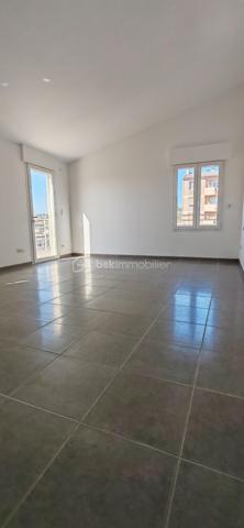 Dans l’une des avenues les plus recherchées de Nîmes, ce triplex d’exception dévoile une rénovation complète aux lignes contemporaines et aux finitions soignées.
Dès l’entrée, la grande pièce de vie séduit par son volume et sa luminosité, sublimée par une cuisine équipée. L’ensemble s’ouvre sur une terrasse baignée de lumière, véritable prolongement naturel de l’espace intérieur.
Au 1er étage, un palier élégant distribue deux chambres confortables, une salle d’eau avec un WC, ainsi qu’une terrasse intimiste, idéale pour profiter d’un moment de calme.
Le 2ᵉ étage est entièrement dédié à une suite parentale, pensée comme un espace privé et privilégié, avec accès direct à une terrasse exclusive, offrant une atmosphère rare en cœur de ville.
Un box et un stationnement privatif complètent ce bien rare, alliant emplacement premium, volumes, lumière et prestations de standing.