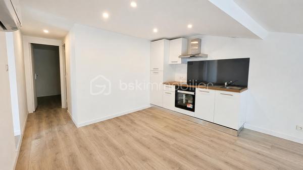 Situé au premier et dernier étage d'une petite copropriété de seulement 16 lots, découvrez ce charmant T3 mansardé entièrement rénové, alliant cachet et confort moderne. Avec ses 40 m² en loi Carrez pour 66 m² de surface au sol, il offre de beaux volumes. Un local attenant de 8 m² au sol complète également ce bien, idéal pour du stockage.

Libre de toute occupation, cet appartement ne nécessite aucun travaux et vous permettra de vous installer ou d'investir immédiatement.

Entièrement refait à neuf, il bénéficie de la climatisation pour un confort optimal tout au long de l'année.

Vous apprécierez également les faibles charges de copropriété, d'environ 16 € par mois, un véritable atout pour maîtriser votre budget ou optimiser votre rentabilité locative.

La copropriété autorise également la location courte durée, offrant ainsi une belle flexibilité pour un projet d'investissement ou d'exploitation en Airbnb.

Les atouts :

✓ Premier et dernier étage
✓ 40 m² Carrez / 66 m² au sol
✓ Local attenant de 8 m² au sol
✓ Petite copropriété de 16 lots
✓ Appartement entièrement rénové
✓ Climatisation
✓ Aucun travaux à prévoir
✓ Faibles charges : environ 16 €/mois
✓ Libre de toute occupation
✓ Location courte durée autorisée

Un bien idéal aussi bien pour une résidence principale que pour un investissement locatif.

Pour plus d'informations ou organiser une visite, contactez-moi.