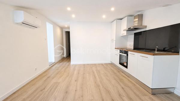 Situé au premier et dernier étage d'une petite copropriété de seulement 16 lots, découvrez ce charmant T3 mansardé entièrement rénové, alliant cachet et confort moderne. Avec ses 40 m² en loi Carrez pour 66 m² de surface au sol, il offre de beaux volumes. Un local attenant de 8 m² au sol complète également ce bien, idéal pour du stockage.

Libre de toute occupation, cet appartement ne nécessite aucun travaux et vous permettra de vous installer ou d'investir immédiatement.

Entièrement refait à neuf, il bénéficie de la climatisation pour un confort optimal tout au long de l'année.

Vous apprécierez également les faibles charges de copropriété, d'environ 16 € par mois, un véritable atout pour maîtriser votre budget ou optimiser votre rentabilité locative.

La copropriété autorise également la location courte durée, offrant ainsi une belle flexibilité pour un projet d'investissement ou d'exploitation en Airbnb.

Les atouts :

✓ Premier et dernier étage
✓ 40 m² Carrez / 66 m² au sol
✓ Local attenant de 8 m² au sol
✓ Petite copropriété de 16 lots
✓ Appartement entièrement rénové
✓ Climatisation
✓ Aucun travaux à prévoir
✓ Faibles charges : environ 16 €/mois
✓ Libre de toute occupation
✓ Location courte durée autorisée

Un bien idéal aussi bien pour une résidence principale que pour un investissement locatif.

Pour plus d'informations ou organiser une visite, contactez-moi.