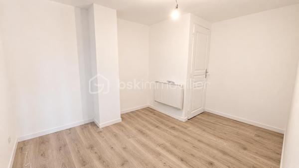 Situé au premier et dernier étage d'une petite copropriété de seulement 16 lots, découvrez ce charmant T3 mansardé entièrement rénové, alliant cachet et confort moderne. Avec ses 40 m² en loi Carrez pour 66 m² de surface au sol, il offre de beaux volumes. Un local attenant de 8 m² au sol complète également ce bien, idéal pour du stockage.

Libre de toute occupation, cet appartement ne nécessite aucun travaux et vous permettra de vous installer ou d'investir immédiatement.

Entièrement refait à neuf, il bénéficie de la climatisation pour un confort optimal tout au long de l'année.

Vous apprécierez également les faibles charges de copropriété, d'environ 16 € par mois, un véritable atout pour maîtriser votre budget ou optimiser votre rentabilité locative.

La copropriété autorise également la location courte durée, offrant ainsi une belle flexibilité pour un projet d'investissement ou d'exploitation en Airbnb.

Les atouts :

✓ Premier et dernier étage
✓ 40 m² Carrez / 66 m² au sol
✓ Local attenant de 8 m² au sol
✓ Petite copropriété de 16 lots
✓ Appartement entièrement rénové
✓ Climatisation
✓ Aucun travaux à prévoir
✓ Faibles charges : environ 16 €/mois
✓ Libre de toute occupation
✓ Location courte durée autorisée

Un bien idéal aussi bien pour une résidence principale que pour un investissement locatif.

Pour plus d'informations ou organiser une visite, contactez-moi.