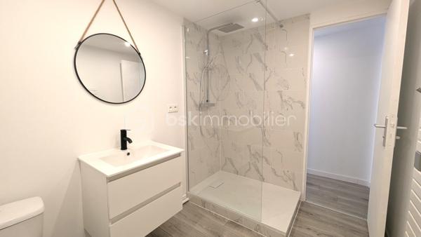 Situé au premier et dernier étage d'une petite copropriété de seulement 16 lots, découvrez ce charmant T3 mansardé entièrement rénové, alliant cachet et confort moderne. Avec ses 40 m² en loi Carrez pour 66 m² de surface au sol, il offre de beaux volumes. Un local attenant de 8 m² au sol complète également ce bien, idéal pour du stockage.

Libre de toute occupation, cet appartement ne nécessite aucun travaux et vous permettra de vous installer ou d'investir immédiatement.

Entièrement refait à neuf, il bénéficie de la climatisation pour un confort optimal tout au long de l'année.

Vous apprécierez également les faibles charges de copropriété, d'environ 16 € par mois, un véritable atout pour maîtriser votre budget ou optimiser votre rentabilité locative.

La copropriété autorise également la location courte durée, offrant ainsi une belle flexibilité pour un projet d'investissement ou d'exploitation en Airbnb.

Les atouts :

✓ Premier et dernier étage
✓ 40 m² Carrez / 66 m² au sol
✓ Local attenant de 8 m² au sol
✓ Petite copropriété de 16 lots
✓ Appartement entièrement rénové
✓ Climatisation
✓ Aucun travaux à prévoir
✓ Faibles charges : environ 16 €/mois
✓ Libre de toute occupation
✓ Location courte durée autorisée

Un bien idéal aussi bien pour une résidence principale que pour un investissement locatif.

Pour plus d'informations ou organiser une visite, contactez-moi.