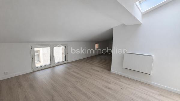 Situé au premier et dernier étage d'une petite copropriété de seulement 16 lots, découvrez ce charmant T3 mansardé entièrement rénové, alliant cachet et confort moderne. Avec ses 40 m² en loi Carrez pour 66 m² de surface au sol, il offre de beaux volumes. Un local attenant de 8 m² au sol complète également ce bien, idéal pour du stockage.

Libre de toute occupation, cet appartement ne nécessite aucun travaux et vous permettra de vous installer ou d'investir immédiatement.

Entièrement refait à neuf, il bénéficie de la climatisation pour un confort optimal tout au long de l'année.

Vous apprécierez également les faibles charges de copropriété, d'environ 16 € par mois, un véritable atout pour maîtriser votre budget ou optimiser votre rentabilité locative.

La copropriété autorise également la location courte durée, offrant ainsi une belle flexibilité pour un projet d'investissement ou d'exploitation en Airbnb.

Les atouts :

✓ Premier et dernier étage
✓ 40 m² Carrez / 66 m² au sol
✓ Local attenant de 8 m² au sol
✓ Petite copropriété de 16 lots
✓ Appartement entièrement rénové
✓ Climatisation
✓ Aucun travaux à prévoir
✓ Faibles charges : environ 16 €/mois
✓ Libre de toute occupation
✓ Location courte durée autorisée

Un bien idéal aussi bien pour une résidence principale que pour un investissement locatif.

Pour plus d'informations ou organiser une visite, contactez-moi.