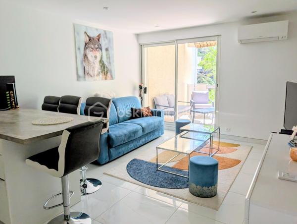 NÎMES – Secteur Kennedy / Jean Jaurès – T2 entièrement rénové avec balcon, parking et cave
À deux pas de l’avenue Jean Jaurès et du secteur recherché Kennedy, découvrez ce superbe appartement T2 de 40 m² entièrement rénové avec goût, situé au 3ᵉ étage avec ascenseur d’une résidence sécurisée de 4 étages.
Idéalement placé, vous profiterez d’un environnement pratique et agréable :
commerces, transports et écoles à proximité, accès rapide au centre-ville, quartier dynamique et recherché, proximité immédiate des grands axes et de toutes les commodités.
L’appartement se compose :
d’une belle pièce de vie climatisée de 20 m² avec cuisine équipée ouverte sur le séjour,
d’un accès direct à un agréable balcon de 8 m²,
d’une superbe salle d’eau moderne avec WC,
d’une chambre de 12 m² avec placard intégré et accès balcon.
Vous bénéficierez également :
d’une place de parking privative,
d’une cave de 3 m².
Les + :
appartement entièrement rénové,
très bon diagnostic énergétique,
climatisation,
ascenseur,
extérieur confortable,
aucun travaux à prévoir.
Un bien idéal pour un premier achat, un pied-à-terre ou un investissement locatif de qualité.