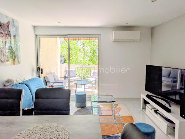 NÎMES – Secteur Kennedy / Jean Jaurès – T2 entièrement rénové avec balcon, parking et cave
À deux pas de l’avenue Jean Jaurès et du secteur recherché Kennedy, découvrez ce superbe appartement T2 de 40 m² entièrement rénové avec goût, situé au 3ᵉ étage avec ascenseur d’une résidence sécurisée de 4 étages.
Idéalement placé, vous profiterez d’un environnement pratique et agréable :
commerces, transports et écoles à proximité, accès rapide au centre-ville, quartier dynamique et recherché, proximité immédiate des grands axes et de toutes les commodités.
L’appartement se compose :
d’une belle pièce de vie climatisée de 20 m² avec cuisine équipée ouverte sur le séjour,
d’un accès direct à un agréable balcon de 8 m²,
d’une superbe salle d’eau moderne avec WC,
d’une chambre de 12 m² avec placard intégré et accès balcon.
Vous bénéficierez également :
d’une place de parking privative,
d’une cave de 3 m².
Les + :
appartement entièrement rénové,
très bon diagnostic énergétique,
climatisation,
ascenseur,
extérieur confortable,
aucun travaux à prévoir.
Un bien idéal pour un premier achat, un pied-à-terre ou un investissement locatif de qualité.