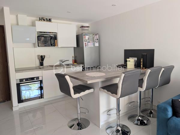 NÎMES – Secteur Kennedy / Jean Jaurès – T2 entièrement rénové avec balcon, parking et cave
À deux pas de l’avenue Jean Jaurès et du secteur recherché Kennedy, découvrez ce superbe appartement T2 de 40 m² entièrement rénové avec goût, situé au 3ᵉ étage avec ascenseur d’une résidence sécurisée de 4 étages.
Idéalement placé, vous profiterez d’un environnement pratique et agréable :
commerces, transports et écoles à proximité, accès rapide au centre-ville, quartier dynamique et recherché, proximité immédiate des grands axes et de toutes les commodités.
L’appartement se compose :
d’une belle pièce de vie climatisée de 20 m² avec cuisine équipée ouverte sur le séjour,
d’un accès direct à un agréable balcon de 8 m²,
d’une superbe salle d’eau moderne avec WC,
d’une chambre de 12 m² avec placard intégré et accès balcon.
Vous bénéficierez également :
d’une place de parking privative,
d’une cave de 3 m².
Les + :
appartement entièrement rénové,
très bon diagnostic énergétique,
climatisation,
ascenseur,
extérieur confortable,
aucun travaux à prévoir.
Un bien idéal pour un premier achat, un pied-à-terre ou un investissement locatif de qualité.