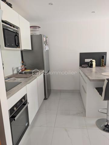NÎMES – Secteur Kennedy / Jean Jaurès – T2 entièrement rénové avec balcon, parking et cave
À deux pas de l’avenue Jean Jaurès et du secteur recherché Kennedy, découvrez ce superbe appartement T2 de 40 m² entièrement rénové avec goût, situé au 3ᵉ étage avec ascenseur d’une résidence sécurisée de 4 étages.
Idéalement placé, vous profiterez d’un environnement pratique et agréable :
commerces, transports et écoles à proximité, accès rapide au centre-ville, quartier dynamique et recherché, proximité immédiate des grands axes et de toutes les commodités.
L’appartement se compose :
d’une belle pièce de vie climatisée de 20 m² avec cuisine équipée ouverte sur le séjour,
d’un accès direct à un agréable balcon de 8 m²,
d’une superbe salle d’eau moderne avec WC,
d’une chambre de 12 m² avec placard intégré et accès balcon.
Vous bénéficierez également :
d’une place de parking privative,
d’une cave de 3 m².
Les + :
appartement entièrement rénové,
très bon diagnostic énergétique,
climatisation,
ascenseur,
extérieur confortable,
aucun travaux à prévoir.
Un bien idéal pour un premier achat, un pied-à-terre ou un investissement locatif de qualité.