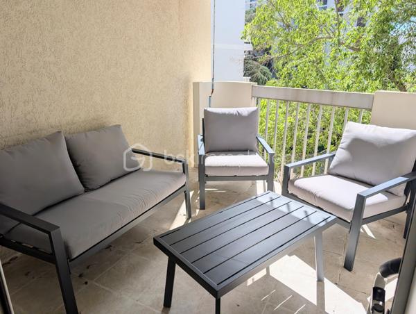 NÎMES – Secteur Kennedy / Jean Jaurès – T2 entièrement rénové avec balcon, parking et cave
À deux pas de l’avenue Jean Jaurès et du secteur recherché Kennedy, découvrez ce superbe appartement T2 de 40 m² entièrement rénové avec goût, situé au 3ᵉ étage avec ascenseur d’une résidence sécurisée de 4 étages.
Idéalement placé, vous profiterez d’un environnement pratique et agréable :
commerces, transports et écoles à proximité, accès rapide au centre-ville, quartier dynamique et recherché, proximité immédiate des grands axes et de toutes les commodités.
L’appartement se compose :
d’une belle pièce de vie climatisée de 20 m² avec cuisine équipée ouverte sur le séjour,
d’un accès direct à un agréable balcon de 8 m²,
d’une superbe salle d’eau moderne avec WC,
d’une chambre de 12 m² avec placard intégré et accès balcon.
Vous bénéficierez également :
d’une place de parking privative,
d’une cave de 3 m².
Les + :
appartement entièrement rénové,
très bon diagnostic énergétique,
climatisation,
ascenseur,
extérieur confortable,
aucun travaux à prévoir.
Un bien idéal pour un premier achat, un pied-à-terre ou un investissement locatif de qualité.