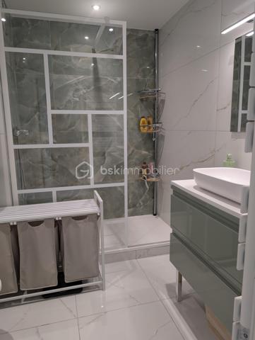 NÎMES – Secteur Kennedy / Jean Jaurès – T2 entièrement rénové avec balcon, parking et cave
À deux pas de l’avenue Jean Jaurès et du secteur recherché Kennedy, découvrez ce superbe appartement T2 de 40 m² entièrement rénové avec goût, situé au 3ᵉ étage avec ascenseur d’une résidence sécurisée de 4 étages.
Idéalement placé, vous profiterez d’un environnement pratique et agréable :
commerces, transports et écoles à proximité, accès rapide au centre-ville, quartier dynamique et recherché, proximité immédiate des grands axes et de toutes les commodités.
L’appartement se compose :
d’une belle pièce de vie climatisée de 20 m² avec cuisine équipée ouverte sur le séjour,
d’un accès direct à un agréable balcon de 8 m²,
d’une superbe salle d’eau moderne avec WC,
d’une chambre de 12 m² avec placard intégré et accès balcon.
Vous bénéficierez également :
d’une place de parking privative,
d’une cave de 3 m².
Les + :
appartement entièrement rénové,
très bon diagnostic énergétique,
climatisation,
ascenseur,
extérieur confortable,
aucun travaux à prévoir.
Un bien idéal pour un premier achat, un pied-à-terre ou un investissement locatif de qualité.