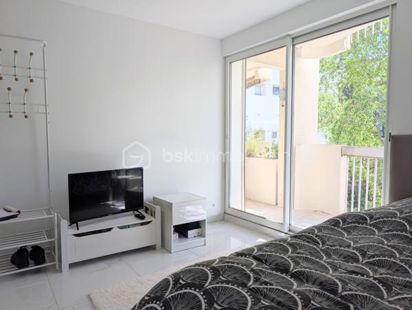 NÎMES – Secteur Kennedy / Jean Jaurès – T2 entièrement rénové avec balcon, parking et cave
À deux pas de l’avenue Jean Jaurès et du secteur recherché Kennedy, découvrez ce superbe appartement T2 de 40 m² entièrement rénové avec goût, situé au 3ᵉ étage avec ascenseur d’une résidence sécurisée de 4 étages.
Idéalement placé, vous profiterez d’un environnement pratique et agréable :
commerces, transports et écoles à proximité, accès rapide au centre-ville, quartier dynamique et recherché, proximité immédiate des grands axes et de toutes les commodités.
L’appartement se compose :
d’une belle pièce de vie climatisée de 20 m² avec cuisine équipée ouverte sur le séjour,
d’un accès direct à un agréable balcon de 8 m²,
d’une superbe salle d’eau moderne avec WC,
d’une chambre de 12 m² avec placard intégré et accès balcon.
Vous bénéficierez également :
d’une place de parking privative,
d’une cave de 3 m².
Les + :
appartement entièrement rénové,
très bon diagnostic énergétique,
climatisation,
ascenseur,
extérieur confortable,
aucun travaux à prévoir.
Un bien idéal pour un premier achat, un pied-à-terre ou un investissement locatif de qualité.