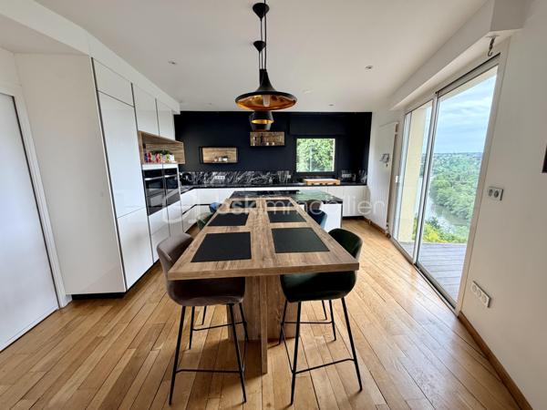 Propriété d’Architecte d’Exception – Élégance, Volumes et Art de Vivre

À seulement 5 minutes du centre-ville, au cœur d’un environnement préservé et verdoyant, cette somptueuse propriété d’architecte de 347 m² habitables incarne l’alliance parfaite entre raffinement, confort et exclusivité.

Édifiée sur un domaine privé de 6 223 m², cette demeure remarquable séduit dès les premiers instants par son architecture contemporaine, ses volumes spectaculaires et la qualité de ses prestations. 

Chaque espace a été pensé pour offrir un cadre de vie d’exception, où lumière, sérénité et bien-être se conjuguent au quotidien.

Un espace de réception majestueux :
Dès l’entrée, les volumes impressionnent. Le vaste espace de vie de 75 m², composé d’un salon et d’une salle à manger, bénéficie d’une luminosité remarquable grâce à ses larges ouvertures sur les terrasses. Le poêle à granulés apporte une atmosphère chaleureuse et élégante, idéale pour les moments de convivialité.

La cuisine aménagée et équipée de 27 m², prolongée par les espaces extérieurs, ravira les amateurs de gastronomie et de réception.
Une arrière-cuisine complète cet ensemble avec discrétion et fonctionnalité.

Un univers dédié au bien-être et aux loisirs :
Pensée comme une véritable résidence privée, la propriété offre des espaces rares et exclusifs :
•	Salle de cinéma privée de 33 m²
•	Salle de sport de 24 m² avec espace douche et WC
•	Véranda dédiée à la détente avec jacuzzi
•	Salle de billard de 32 m²
•	Cave à vin de 16 m² pour les amateurs de grands crus

Une suite parentale digne des plus belles résidences :
Au rez-de-chaussée, la suite parentale de 33 m² constitue un véritable cocon privé. Elle dispose d’un dressing sur mesure ainsi que d’une élégante salle d’eau privative, offrant intimité et confort absolu.

Des espaces nuit privilégiés :
À l’étage, une mezzanine de 16 m² distribue les différents espaces de nuit :
•	Trois chambres confortables aux volumes optimisés
•	Dont une chambre bénéficiant d’un accès direct à une terrasse privative offrant une vue privilégiée sur le Mont Olympe
•	Une salle de bains
•	WC indépendant

Des extérieurs rares et préservés :
Le domaine s’étend sur plus de 6 000 m² de terrain, véritable écrin de verdure garantissant calme et intimité.
Les terrasses, parfaitement intégrées à l’architecture de la maison, invitent à profiter pleinement des beaux jours dans un cadre exceptionnel.

Le stationnement est à la hauteur de la propriété avec :
•	Un garage de 70 m² pouvant accueillir jusqu’à 4 véhicules
•	Un parking extérieur pour 5 véhicules supplémentaires

Prestations haut de gamme
•	Menuiseries aluminium double vitrage
•	Volets roulants électriques centralisés
•	Chauffage au gaz complété par un poêle à granulés
•	Interphone
•	Portail motorisé
•	Façades entièrement rénovées et repeintes en octobre 2024

Informations techniques
•	Surface habitable : 347 m²
•	Terrain : 6 223 m²
•	Taxe foncière : 5 242 €
•	DPE : C (146 kWh/m²/an)
•	GES : C (22 kg CO₂/m²/an)

Une adresse confidentielle pour une clientèle exigeante.
Cette propriété unique réunit tous les attributs d’un bien d’exception : volumes généreux, prestations de qualité, espaces dédiés aux loisirs et au bien-être, vaste parc privé et proximité immédiate du centre-ville.

Une demeure rare, destinée aux acquéreurs en quête d’exclusivité, d’élégance et d’un art de vivre incomparable.