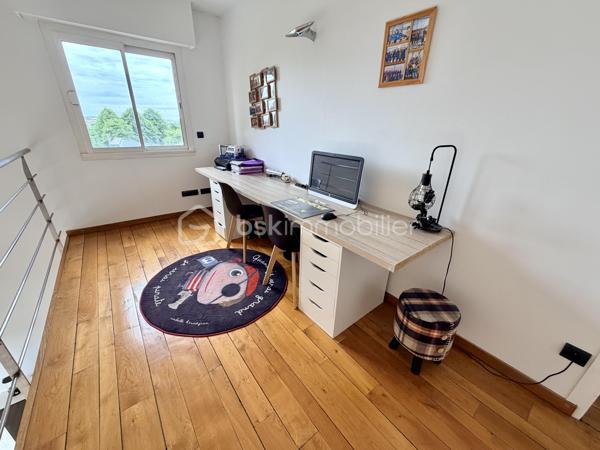 Propriété d’Architecte d’Exception – Élégance, Volumes et Art de Vivre

À seulement 5 minutes du centre-ville, au cœur d’un environnement préservé et verdoyant, cette somptueuse propriété d’architecte de 347 m² habitables incarne l’alliance parfaite entre raffinement, confort et exclusivité.

Édifiée sur un domaine privé de 6 223 m², cette demeure remarquable séduit dès les premiers instants par son architecture contemporaine, ses volumes spectaculaires et la qualité de ses prestations. 

Chaque espace a été pensé pour offrir un cadre de vie d’exception, où lumière, sérénité et bien-être se conjuguent au quotidien.

Un espace de réception majestueux :
Dès l’entrée, les volumes impressionnent. Le vaste espace de vie de 75 m², composé d’un salon et d’une salle à manger, bénéficie d’une luminosité remarquable grâce à ses larges ouvertures sur les terrasses. Le poêle à granulés apporte une atmosphère chaleureuse et élégante, idéale pour les moments de convivialité.

La cuisine aménagée et équipée de 27 m², prolongée par les espaces extérieurs, ravira les amateurs de gastronomie et de réception.
Une arrière-cuisine complète cet ensemble avec discrétion et fonctionnalité.

Un univers dédié au bien-être et aux loisirs :
Pensée comme une véritable résidence privée, la propriété offre des espaces rares et exclusifs :
•	Salle de cinéma privée de 33 m²
•	Salle de sport de 24 m² avec espace douche et WC
•	Véranda dédiée à la détente avec jacuzzi
•	Salle de billard de 32 m²
•	Cave à vin de 16 m² pour les amateurs de grands crus

Une suite parentale digne des plus belles résidences :
Au rez-de-chaussée, la suite parentale de 33 m² constitue un véritable cocon privé. Elle dispose d’un dressing sur mesure ainsi que d’une élégante salle d’eau privative, offrant intimité et confort absolu.

Des espaces nuit privilégiés :
À l’étage, une mezzanine de 16 m² distribue les différents espaces de nuit :
•	Trois chambres confortables aux volumes optimisés
•	Dont une chambre bénéficiant d’un accès direct à une terrasse privative offrant une vue privilégiée sur le Mont Olympe
•	Une salle de bains
•	WC indépendant

Des extérieurs rares et préservés :
Le domaine s’étend sur plus de 6 000 m² de terrain, véritable écrin de verdure garantissant calme et intimité.
Les terrasses, parfaitement intégrées à l’architecture de la maison, invitent à profiter pleinement des beaux jours dans un cadre exceptionnel.

Le stationnement est à la hauteur de la propriété avec :
•	Un garage de 70 m² pouvant accueillir jusqu’à 4 véhicules
•	Un parking extérieur pour 5 véhicules supplémentaires

Prestations haut de gamme
•	Menuiseries aluminium double vitrage
•	Volets roulants électriques centralisés
•	Chauffage au gaz complété par un poêle à granulés
•	Interphone
•	Portail motorisé
•	Façades entièrement rénovées et repeintes en octobre 2024

Informations techniques
•	Surface habitable : 347 m²
•	Terrain : 6 223 m²
•	Taxe foncière : 5 242 €
•	DPE : C (146 kWh/m²/an)
•	GES : C (22 kg CO₂/m²/an)

Une adresse confidentielle pour une clientèle exigeante.
Cette propriété unique réunit tous les attributs d’un bien d’exception : volumes généreux, prestations de qualité, espaces dédiés aux loisirs et au bien-être, vaste parc privé et proximité immédiate du centre-ville.

Une demeure rare, destinée aux acquéreurs en quête d’exclusivité, d’élégance et d’un art de vivre incomparable.