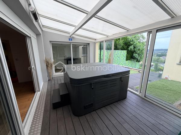 Propriété d’Architecte d’Exception – Élégance, Volumes et Art de Vivre

À seulement 5 minutes du centre-ville, au cœur d’un environnement préservé et verdoyant, cette somptueuse propriété d’architecte de 347 m² habitables incarne l’alliance parfaite entre raffinement, confort et exclusivité.

Édifiée sur un domaine privé de 6 223 m², cette demeure remarquable séduit dès les premiers instants par son architecture contemporaine, ses volumes spectaculaires et la qualité de ses prestations. 

Chaque espace a été pensé pour offrir un cadre de vie d’exception, où lumière, sérénité et bien-être se conjuguent au quotidien.

Un espace de réception majestueux :
Dès l’entrée, les volumes impressionnent. Le vaste espace de vie de 75 m², composé d’un salon et d’une salle à manger, bénéficie d’une luminosité remarquable grâce à ses larges ouvertures sur les terrasses. Le poêle à granulés apporte une atmosphère chaleureuse et élégante, idéale pour les moments de convivialité.

La cuisine aménagée et équipée de 27 m², prolongée par les espaces extérieurs, ravira les amateurs de gastronomie et de réception.
Une arrière-cuisine complète cet ensemble avec discrétion et fonctionnalité.

Un univers dédié au bien-être et aux loisirs :
Pensée comme une véritable résidence privée, la propriété offre des espaces rares et exclusifs :
•	Salle de cinéma privée de 33 m²
•	Salle de sport de 24 m² avec espace douche et WC
•	Véranda dédiée à la détente avec jacuzzi
•	Salle de billard de 32 m²
•	Cave à vin de 16 m² pour les amateurs de grands crus

Une suite parentale digne des plus belles résidences :
Au rez-de-chaussée, la suite parentale de 33 m² constitue un véritable cocon privé. Elle dispose d’un dressing sur mesure ainsi que d’une élégante salle d’eau privative, offrant intimité et confort absolu.

Des espaces nuit privilégiés :
À l’étage, une mezzanine de 16 m² distribue les différents espaces de nuit :
•	Trois chambres confortables aux volumes optimisés
•	Dont une chambre bénéficiant d’un accès direct à une terrasse privative offrant une vue privilégiée sur le Mont Olympe
•	Une salle de bains
•	WC indépendant

Des extérieurs rares et préservés :
Le domaine s’étend sur plus de 6 000 m² de terrain, véritable écrin de verdure garantissant calme et intimité.
Les terrasses, parfaitement intégrées à l’architecture de la maison, invitent à profiter pleinement des beaux jours dans un cadre exceptionnel.

Le stationnement est à la hauteur de la propriété avec :
•	Un garage de 70 m² pouvant accueillir jusqu’à 4 véhicules
•	Un parking extérieur pour 5 véhicules supplémentaires

Prestations haut de gamme
•	Menuiseries aluminium double vitrage
•	Volets roulants électriques centralisés
•	Chauffage au gaz complété par un poêle à granulés
•	Interphone
•	Portail motorisé
•	Façades entièrement rénovées et repeintes en octobre 2024

Informations techniques
•	Surface habitable : 347 m²
•	Terrain : 6 223 m²
•	Taxe foncière : 5 242 €
•	DPE : C (146 kWh/m²/an)
•	GES : C (22 kg CO₂/m²/an)

Une adresse confidentielle pour une clientèle exigeante.
Cette propriété unique réunit tous les attributs d’un bien d’exception : volumes généreux, prestations de qualité, espaces dédiés aux loisirs et au bien-être, vaste parc privé et proximité immédiate du centre-ville.

Une demeure rare, destinée aux acquéreurs en quête d’exclusivité, d’élégance et d’un art de vivre incomparable.