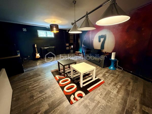 Propriété d’Architecte d’Exception – Élégance, Volumes et Art de Vivre

À seulement 5 minutes du centre-ville, au cœur d’un environnement préservé et verdoyant, cette somptueuse propriété d’architecte de 347 m² habitables incarne l’alliance parfaite entre raffinement, confort et exclusivité.

Édifiée sur un domaine privé de 6 223 m², cette demeure remarquable séduit dès les premiers instants par son architecture contemporaine, ses volumes spectaculaires et la qualité de ses prestations. 

Chaque espace a été pensé pour offrir un cadre de vie d’exception, où lumière, sérénité et bien-être se conjuguent au quotidien.

Un espace de réception majestueux :
Dès l’entrée, les volumes impressionnent. Le vaste espace de vie de 75 m², composé d’un salon et d’une salle à manger, bénéficie d’une luminosité remarquable grâce à ses larges ouvertures sur les terrasses. Le poêle à granulés apporte une atmosphère chaleureuse et élégante, idéale pour les moments de convivialité.

La cuisine aménagée et équipée de 27 m², prolongée par les espaces extérieurs, ravira les amateurs de gastronomie et de réception.
Une arrière-cuisine complète cet ensemble avec discrétion et fonctionnalité.

Un univers dédié au bien-être et aux loisirs :
Pensée comme une véritable résidence privée, la propriété offre des espaces rares et exclusifs :
•	Salle de cinéma privée de 33 m²
•	Salle de sport de 24 m² avec espace douche et WC
•	Véranda dédiée à la détente avec jacuzzi
•	Salle de billard de 32 m²
•	Cave à vin de 16 m² pour les amateurs de grands crus

Une suite parentale digne des plus belles résidences :
Au rez-de-chaussée, la suite parentale de 33 m² constitue un véritable cocon privé. Elle dispose d’un dressing sur mesure ainsi que d’une élégante salle d’eau privative, offrant intimité et confort absolu.

Des espaces nuit privilégiés :
À l’étage, une mezzanine de 16 m² distribue les différents espaces de nuit :
•	Trois chambres confortables aux volumes optimisés
•	Dont une chambre bénéficiant d’un accès direct à une terrasse privative offrant une vue privilégiée sur le Mont Olympe
•	Une salle de bains
•	WC indépendant

Des extérieurs rares et préservés :
Le domaine s’étend sur plus de 6 000 m² de terrain, véritable écrin de verdure garantissant calme et intimité.
Les terrasses, parfaitement intégrées à l’architecture de la maison, invitent à profiter pleinement des beaux jours dans un cadre exceptionnel.

Le stationnement est à la hauteur de la propriété avec :
•	Un garage de 70 m² pouvant accueillir jusqu’à 4 véhicules
•	Un parking extérieur pour 5 véhicules supplémentaires

Prestations haut de gamme
•	Menuiseries aluminium double vitrage
•	Volets roulants électriques centralisés
•	Chauffage au gaz complété par un poêle à granulés
•	Interphone
•	Portail motorisé
•	Façades entièrement rénovées et repeintes en octobre 2024

Informations techniques
•	Surface habitable : 347 m²
•	Terrain : 6 223 m²
•	Taxe foncière : 5 242 €
•	DPE : C (146 kWh/m²/an)
•	GES : C (22 kg CO₂/m²/an)

Une adresse confidentielle pour une clientèle exigeante.
Cette propriété unique réunit tous les attributs d’un bien d’exception : volumes généreux, prestations de qualité, espaces dédiés aux loisirs et au bien-être, vaste parc privé et proximité immédiate du centre-ville.

Une demeure rare, destinée aux acquéreurs en quête d’exclusivité, d’élégance et d’un art de vivre incomparable.
