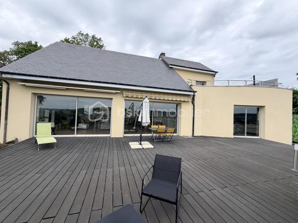 Propriété d’Architecte d’Exception – Élégance, Volumes et Art de Vivre

À seulement 5 minutes du centre-ville, au cœur d’un environnement préservé et verdoyant, cette somptueuse propriété d’architecte de 347 m² habitables incarne l’alliance parfaite entre raffinement, confort et exclusivité.

Édifiée sur un domaine privé de 6 223 m², cette demeure remarquable séduit dès les premiers instants par son architecture contemporaine, ses volumes spectaculaires et la qualité de ses prestations. 

Chaque espace a été pensé pour offrir un cadre de vie d’exception, où lumière, sérénité et bien-être se conjuguent au quotidien.

Un espace de réception majestueux :
Dès l’entrée, les volumes impressionnent. Le vaste espace de vie de 75 m², composé d’un salon et d’une salle à manger, bénéficie d’une luminosité remarquable grâce à ses larges ouvertures sur les terrasses. Le poêle à granulés apporte une atmosphère chaleureuse et élégante, idéale pour les moments de convivialité.

La cuisine aménagée et équipée de 27 m², prolongée par les espaces extérieurs, ravira les amateurs de gastronomie et de réception.
Une arrière-cuisine complète cet ensemble avec discrétion et fonctionnalité.

Un univers dédié au bien-être et aux loisirs :
Pensée comme une véritable résidence privée, la propriété offre des espaces rares et exclusifs :
•	Salle de cinéma privée de 33 m²
•	Salle de sport de 24 m² avec espace douche et WC
•	Véranda dédiée à la détente avec jacuzzi
•	Salle de billard de 32 m²
•	Cave à vin de 16 m² pour les amateurs de grands crus

Une suite parentale digne des plus belles résidences :
Au rez-de-chaussée, la suite parentale de 33 m² constitue un véritable cocon privé. Elle dispose d’un dressing sur mesure ainsi que d’une élégante salle d’eau privative, offrant intimité et confort absolu.

Des espaces nuit privilégiés :
À l’étage, une mezzanine de 16 m² distribue les différents espaces de nuit :
•	Trois chambres confortables aux volumes optimisés
•	Dont une chambre bénéficiant d’un accès direct à une terrasse privative offrant une vue privilégiée sur le Mont Olympe
•	Une salle de bains
•	WC indépendant

Des extérieurs rares et préservés :
Le domaine s’étend sur plus de 6 000 m² de terrain, véritable écrin de verdure garantissant calme et intimité.
Les terrasses, parfaitement intégrées à l’architecture de la maison, invitent à profiter pleinement des beaux jours dans un cadre exceptionnel.

Le stationnement est à la hauteur de la propriété avec :
•	Un garage de 70 m² pouvant accueillir jusqu’à 4 véhicules
•	Un parking extérieur pour 5 véhicules supplémentaires

Prestations haut de gamme
•	Menuiseries aluminium double vitrage
•	Volets roulants électriques centralisés
•	Chauffage au gaz complété par un poêle à granulés
•	Interphone
•	Portail motorisé
•	Façades entièrement rénovées et repeintes en octobre 2024

Informations techniques
•	Surface habitable : 347 m²
•	Terrain : 6 223 m²
•	Taxe foncière : 5 242 €
•	DPE : C (146 kWh/m²/an)
•	GES : C (22 kg CO₂/m²/an)

Une adresse confidentielle pour une clientèle exigeante.
Cette propriété unique réunit tous les attributs d’un bien d’exception : volumes généreux, prestations de qualité, espaces dédiés aux loisirs et au bien-être, vaste parc privé et proximité immédiate du centre-ville.

Une demeure rare, destinée aux acquéreurs en quête d’exclusivité, d’élégance et d’un art de vivre incomparable.