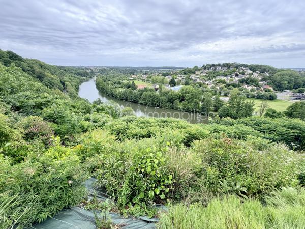Propriété d’Architecte d’Exception – Élégance, Volumes et Art de Vivre

À seulement 5 minutes du centre-ville, au cœur d’un environnement préservé et verdoyant, cette somptueuse propriété d’architecte de 347 m² habitables incarne l’alliance parfaite entre raffinement, confort et exclusivité.

Édifiée sur un domaine privé de 6 223 m², cette demeure remarquable séduit dès les premiers instants par son architecture contemporaine, ses volumes spectaculaires et la qualité de ses prestations. 

Chaque espace a été pensé pour offrir un cadre de vie d’exception, où lumière, sérénité et bien-être se conjuguent au quotidien.

Un espace de réception majestueux :
Dès l’entrée, les volumes impressionnent. Le vaste espace de vie de 75 m², composé d’un salon et d’une salle à manger, bénéficie d’une luminosité remarquable grâce à ses larges ouvertures sur les terrasses. Le poêle à granulés apporte une atmosphère chaleureuse et élégante, idéale pour les moments de convivialité.

La cuisine aménagée et équipée de 27 m², prolongée par les espaces extérieurs, ravira les amateurs de gastronomie et de réception.
Une arrière-cuisine complète cet ensemble avec discrétion et fonctionnalité.

Un univers dédié au bien-être et aux loisirs :
Pensée comme une véritable résidence privée, la propriété offre des espaces rares et exclusifs :
•	Salle de cinéma privée de 33 m²
•	Salle de sport de 24 m² avec espace douche et WC
•	Véranda dédiée à la détente avec jacuzzi
•	Salle de billard de 32 m²
•	Cave à vin de 16 m² pour les amateurs de grands crus

Une suite parentale digne des plus belles résidences :
Au rez-de-chaussée, la suite parentale de 33 m² constitue un véritable cocon privé. Elle dispose d’un dressing sur mesure ainsi que d’une élégante salle d’eau privative, offrant intimité et confort absolu.

Des espaces nuit privilégiés :
À l’étage, une mezzanine de 16 m² distribue les différents espaces de nuit :
•	Trois chambres confortables aux volumes optimisés
•	Dont une chambre bénéficiant d’un accès direct à une terrasse privative offrant une vue privilégiée sur le Mont Olympe
•	Une salle de bains
•	WC indépendant

Des extérieurs rares et préservés :
Le domaine s’étend sur plus de 6 000 m² de terrain, véritable écrin de verdure garantissant calme et intimité.
Les terrasses, parfaitement intégrées à l’architecture de la maison, invitent à profiter pleinement des beaux jours dans un cadre exceptionnel.

Le stationnement est à la hauteur de la propriété avec :
•	Un garage de 70 m² pouvant accueillir jusqu’à 4 véhicules
•	Un parking extérieur pour 5 véhicules supplémentaires

Prestations haut de gamme
•	Menuiseries aluminium double vitrage
•	Volets roulants électriques centralisés
•	Chauffage au gaz complété par un poêle à granulés
•	Interphone
•	Portail motorisé
•	Façades entièrement rénovées et repeintes en octobre 2024

Informations techniques
•	Surface habitable : 347 m²
•	Terrain : 6 223 m²
•	Taxe foncière : 5 242 €
•	DPE : C (146 kWh/m²/an)
•	GES : C (22 kg CO₂/m²/an)

Une adresse confidentielle pour une clientèle exigeante.
Cette propriété unique réunit tous les attributs d’un bien d’exception : volumes généreux, prestations de qualité, espaces dédiés aux loisirs et au bien-être, vaste parc privé et proximité immédiate du centre-ville.

Une demeure rare, destinée aux acquéreurs en quête d’exclusivité, d’élégance et d’un art de vivre incomparable.