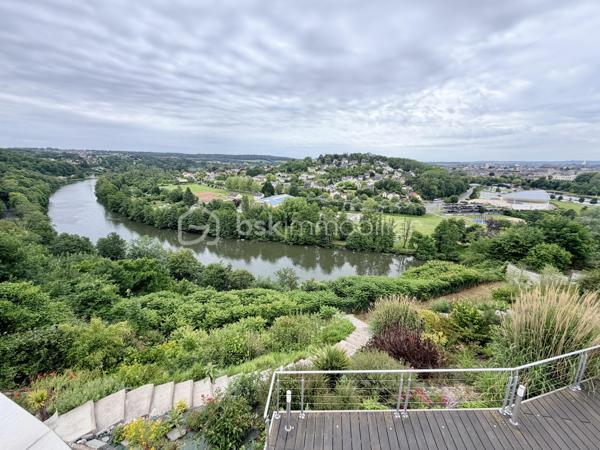 Propriété d’Architecte d’Exception – Élégance, Volumes et Art de Vivre

À seulement 5 minutes du centre-ville, au cœur d’un environnement préservé et verdoyant, cette somptueuse propriété d’architecte de 347 m² habitables incarne l’alliance parfaite entre raffinement, confort et exclusivité.

Édifiée sur un domaine privé de 6 223 m², cette demeure remarquable séduit dès les premiers instants par son architecture contemporaine, ses volumes spectaculaires et la qualité de ses prestations. 

Chaque espace a été pensé pour offrir un cadre de vie d’exception, où lumière, sérénité et bien-être se conjuguent au quotidien.

Un espace de réception majestueux :
Dès l’entrée, les volumes impressionnent. Le vaste espace de vie de 75 m², composé d’un salon et d’une salle à manger, bénéficie d’une luminosité remarquable grâce à ses larges ouvertures sur les terrasses. Le poêle à granulés apporte une atmosphère chaleureuse et élégante, idéale pour les moments de convivialité.

La cuisine aménagée et équipée de 27 m², prolongée par les espaces extérieurs, ravira les amateurs de gastronomie et de réception.
Une arrière-cuisine complète cet ensemble avec discrétion et fonctionnalité.

Un univers dédié au bien-être et aux loisirs :
Pensée comme une véritable résidence privée, la propriété offre des espaces rares et exclusifs :
•	Salle de cinéma privée de 33 m²
•	Salle de sport de 24 m² avec espace douche et WC
•	Véranda dédiée à la détente avec jacuzzi
•	Salle de billard de 32 m²
•	Cave à vin de 16 m² pour les amateurs de grands crus

Une suite parentale digne des plus belles résidences :
Au rez-de-chaussée, la suite parentale de 33 m² constitue un véritable cocon privé. Elle dispose d’un dressing sur mesure ainsi que d’une élégante salle d’eau privative, offrant intimité et confort absolu.

Des espaces nuit privilégiés :
À l’étage, une mezzanine de 16 m² distribue les différents espaces de nuit :
•	Trois chambres confortables aux volumes optimisés
•	Dont une chambre bénéficiant d’un accès direct à une terrasse privative offrant une vue privilégiée sur le Mont Olympe
•	Une salle de bains
•	WC indépendant

Des extérieurs rares et préservés :
Le domaine s’étend sur plus de 6 000 m² de terrain, véritable écrin de verdure garantissant calme et intimité.
Les terrasses, parfaitement intégrées à l’architecture de la maison, invitent à profiter pleinement des beaux jours dans un cadre exceptionnel.

Le stationnement est à la hauteur de la propriété avec :
•	Un garage de 70 m² pouvant accueillir jusqu’à 4 véhicules
•	Un parking extérieur pour 5 véhicules supplémentaires

Prestations haut de gamme
•	Menuiseries aluminium double vitrage
•	Volets roulants électriques centralisés
•	Chauffage au gaz complété par un poêle à granulés
•	Interphone
•	Portail motorisé
•	Façades entièrement rénovées et repeintes en octobre 2024

Informations techniques
•	Surface habitable : 347 m²
•	Terrain : 6 223 m²
•	Taxe foncière : 5 242 €
•	DPE : C (146 kWh/m²/an)
•	GES : C (22 kg CO₂/m²/an)

Une adresse confidentielle pour une clientèle exigeante.
Cette propriété unique réunit tous les attributs d’un bien d’exception : volumes généreux, prestations de qualité, espaces dédiés aux loisirs et au bien-être, vaste parc privé et proximité immédiate du centre-ville.

Une demeure rare, destinée aux acquéreurs en quête d’exclusivité, d’élégance et d’un art de vivre incomparable.