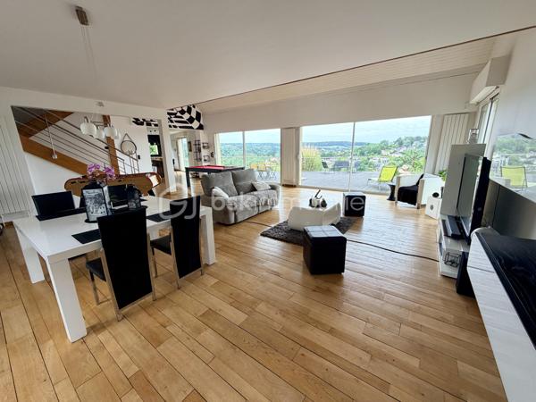 Propriété d’Architecte d’Exception – Élégance, Volumes et Art de Vivre

À seulement 5 minutes du centre-ville, au cœur d’un environnement préservé et verdoyant, cette somptueuse propriété d’architecte de 347 m² habitables incarne l’alliance parfaite entre raffinement, confort et exclusivité.

Édifiée sur un domaine privé de 6 223 m², cette demeure remarquable séduit dès les premiers instants par son architecture contemporaine, ses volumes spectaculaires et la qualité de ses prestations. 

Chaque espace a été pensé pour offrir un cadre de vie d’exception, où lumière, sérénité et bien-être se conjuguent au quotidien.

Un espace de réception majestueux :
Dès l’entrée, les volumes impressionnent. Le vaste espace de vie de 75 m², composé d’un salon et d’une salle à manger, bénéficie d’une luminosité remarquable grâce à ses larges ouvertures sur les terrasses. Le poêle à granulés apporte une atmosphère chaleureuse et élégante, idéale pour les moments de convivialité.

La cuisine aménagée et équipée de 27 m², prolongée par les espaces extérieurs, ravira les amateurs de gastronomie et de réception.
Une arrière-cuisine complète cet ensemble avec discrétion et fonctionnalité.

Un univers dédié au bien-être et aux loisirs :
Pensée comme une véritable résidence privée, la propriété offre des espaces rares et exclusifs :
•	Salle de cinéma privée de 33 m²
•	Salle de sport de 24 m² avec espace douche et WC
•	Véranda dédiée à la détente avec jacuzzi
•	Salle de billard de 32 m²
•	Cave à vin de 16 m² pour les amateurs de grands crus

Une suite parentale digne des plus belles résidences :
Au rez-de-chaussée, la suite parentale de 33 m² constitue un véritable cocon privé. Elle dispose d’un dressing sur mesure ainsi que d’une élégante salle d’eau privative, offrant intimité et confort absolu.

Des espaces nuit privilégiés :
À l’étage, une mezzanine de 16 m² distribue les différents espaces de nuit :
•	Trois chambres confortables aux volumes optimisés
•	Dont une chambre bénéficiant d’un accès direct à une terrasse privative offrant une vue privilégiée sur le Mont Olympe
•	Une salle de bains
•	WC indépendant

Des extérieurs rares et préservés :
Le domaine s’étend sur plus de 6 000 m² de terrain, véritable écrin de verdure garantissant calme et intimité.
Les terrasses, parfaitement intégrées à l’architecture de la maison, invitent à profiter pleinement des beaux jours dans un cadre exceptionnel.

Le stationnement est à la hauteur de la propriété avec :
•	Un garage de 70 m² pouvant accueillir jusqu’à 4 véhicules
•	Un parking extérieur pour 5 véhicules supplémentaires

Prestations haut de gamme
•	Menuiseries aluminium double vitrage
•	Volets roulants électriques centralisés
•	Chauffage au gaz complété par un poêle à granulés
•	Interphone
•	Portail motorisé
•	Façades entièrement rénovées et repeintes en octobre 2024

Informations techniques
•	Surface habitable : 347 m²
•	Terrain : 6 223 m²
•	Taxe foncière : 5 242 €
•	DPE : C (146 kWh/m²/an)
•	GES : C (22 kg CO₂/m²/an)

Une adresse confidentielle pour une clientèle exigeante.
Cette propriété unique réunit tous les attributs d’un bien d’exception : volumes généreux, prestations de qualité, espaces dédiés aux loisirs et au bien-être, vaste parc privé et proximité immédiate du centre-ville.

Une demeure rare, destinée aux acquéreurs en quête d’exclusivité, d’élégance et d’un art de vivre incomparable.