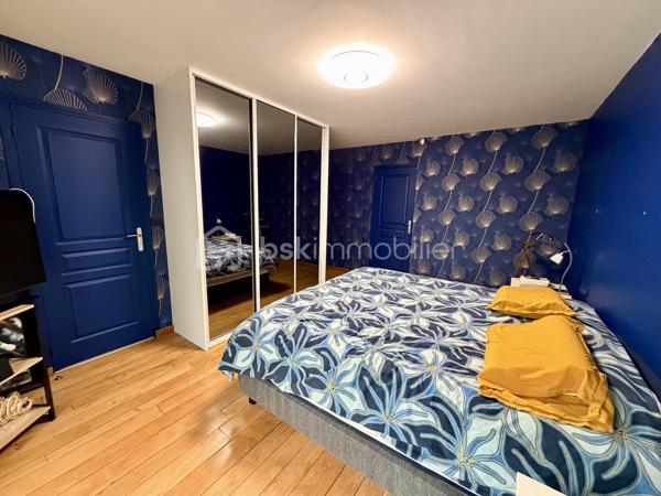 Propriété d’Architecte d’Exception – Élégance, Volumes et Art de Vivre

À seulement 5 minutes du centre-ville, au cœur d’un environnement préservé et verdoyant, cette somptueuse propriété d’architecte de 347 m² habitables incarne l’alliance parfaite entre raffinement, confort et exclusivité.

Édifiée sur un domaine privé de 6 223 m², cette demeure remarquable séduit dès les premiers instants par son architecture contemporaine, ses volumes spectaculaires et la qualité de ses prestations. 

Chaque espace a été pensé pour offrir un cadre de vie d’exception, où lumière, sérénité et bien-être se conjuguent au quotidien.

Un espace de réception majestueux :
Dès l’entrée, les volumes impressionnent. Le vaste espace de vie de 75 m², composé d’un salon et d’une salle à manger, bénéficie d’une luminosité remarquable grâce à ses larges ouvertures sur les terrasses. Le poêle à granulés apporte une atmosphère chaleureuse et élégante, idéale pour les moments de convivialité.

La cuisine aménagée et équipée de 27 m², prolongée par les espaces extérieurs, ravira les amateurs de gastronomie et de réception.
Une arrière-cuisine complète cet ensemble avec discrétion et fonctionnalité.

Un univers dédié au bien-être et aux loisirs :
Pensée comme une véritable résidence privée, la propriété offre des espaces rares et exclusifs :
•	Salle de cinéma privée de 33 m²
•	Salle de sport de 24 m² avec espace douche et WC
•	Véranda dédiée à la détente avec jacuzzi
•	Salle de billard de 32 m²
•	Cave à vin de 16 m² pour les amateurs de grands crus

Une suite parentale digne des plus belles résidences :
Au rez-de-chaussée, la suite parentale de 33 m² constitue un véritable cocon privé. Elle dispose d’un dressing sur mesure ainsi que d’une élégante salle d’eau privative, offrant intimité et confort absolu.

Des espaces nuit privilégiés :
À l’étage, une mezzanine de 16 m² distribue les différents espaces de nuit :
•	Trois chambres confortables aux volumes optimisés
•	Dont une chambre bénéficiant d’un accès direct à une terrasse privative offrant une vue privilégiée sur le Mont Olympe
•	Une salle de bains
•	WC indépendant

Des extérieurs rares et préservés :
Le domaine s’étend sur plus de 6 000 m² de terrain, véritable écrin de verdure garantissant calme et intimité.
Les terrasses, parfaitement intégrées à l’architecture de la maison, invitent à profiter pleinement des beaux jours dans un cadre exceptionnel.

Le stationnement est à la hauteur de la propriété avec :
•	Un garage de 70 m² pouvant accueillir jusqu’à 4 véhicules
•	Un parking extérieur pour 5 véhicules supplémentaires

Prestations haut de gamme
•	Menuiseries aluminium double vitrage
•	Volets roulants électriques centralisés
•	Chauffage au gaz complété par un poêle à granulés
•	Interphone
•	Portail motorisé
•	Façades entièrement rénovées et repeintes en octobre 2024

Informations techniques
•	Surface habitable : 347 m²
•	Terrain : 6 223 m²
•	Taxe foncière : 5 242 €
•	DPE : C (146 kWh/m²/an)
•	GES : C (22 kg CO₂/m²/an)

Une adresse confidentielle pour une clientèle exigeante.
Cette propriété unique réunit tous les attributs d’un bien d’exception : volumes généreux, prestations de qualité, espaces dédiés aux loisirs et au bien-être, vaste parc privé et proximité immédiate du centre-ville.

Une demeure rare, destinée aux acquéreurs en quête d’exclusivité, d’élégance et d’un art de vivre incomparable.