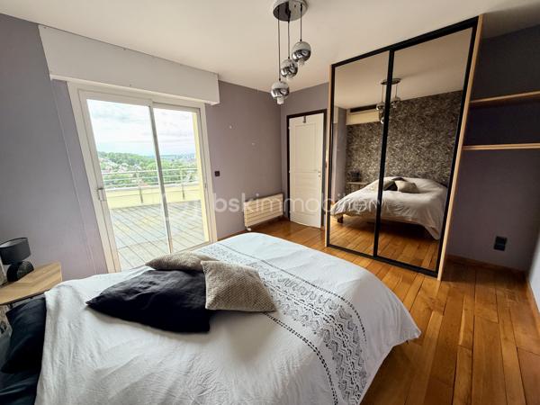 Propriété d’Architecte d’Exception – Élégance, Volumes et Art de Vivre

À seulement 5 minutes du centre-ville, au cœur d’un environnement préservé et verdoyant, cette somptueuse propriété d’architecte de 347 m² habitables incarne l’alliance parfaite entre raffinement, confort et exclusivité.

Édifiée sur un domaine privé de 6 223 m², cette demeure remarquable séduit dès les premiers instants par son architecture contemporaine, ses volumes spectaculaires et la qualité de ses prestations. 

Chaque espace a été pensé pour offrir un cadre de vie d’exception, où lumière, sérénité et bien-être se conjuguent au quotidien.

Un espace de réception majestueux :
Dès l’entrée, les volumes impressionnent. Le vaste espace de vie de 75 m², composé d’un salon et d’une salle à manger, bénéficie d’une luminosité remarquable grâce à ses larges ouvertures sur les terrasses. Le poêle à granulés apporte une atmosphère chaleureuse et élégante, idéale pour les moments de convivialité.

La cuisine aménagée et équipée de 27 m², prolongée par les espaces extérieurs, ravira les amateurs de gastronomie et de réception.
Une arrière-cuisine complète cet ensemble avec discrétion et fonctionnalité.

Un univers dédié au bien-être et aux loisirs :
Pensée comme une véritable résidence privée, la propriété offre des espaces rares et exclusifs :
•	Salle de cinéma privée de 33 m²
•	Salle de sport de 24 m² avec espace douche et WC
•	Véranda dédiée à la détente avec jacuzzi
•	Salle de billard de 32 m²
•	Cave à vin de 16 m² pour les amateurs de grands crus

Une suite parentale digne des plus belles résidences :
Au rez-de-chaussée, la suite parentale de 33 m² constitue un véritable cocon privé. Elle dispose d’un dressing sur mesure ainsi que d’une élégante salle d’eau privative, offrant intimité et confort absolu.

Des espaces nuit privilégiés :
À l’étage, une mezzanine de 16 m² distribue les différents espaces de nuit :
•	Trois chambres confortables aux volumes optimisés
•	Dont une chambre bénéficiant d’un accès direct à une terrasse privative offrant une vue privilégiée sur le Mont Olympe
•	Une salle de bains
•	WC indépendant

Des extérieurs rares et préservés :
Le domaine s’étend sur plus de 6 000 m² de terrain, véritable écrin de verdure garantissant calme et intimité.
Les terrasses, parfaitement intégrées à l’architecture de la maison, invitent à profiter pleinement des beaux jours dans un cadre exceptionnel.

Le stationnement est à la hauteur de la propriété avec :
•	Un garage de 70 m² pouvant accueillir jusqu’à 4 véhicules
•	Un parking extérieur pour 5 véhicules supplémentaires

Prestations haut de gamme
•	Menuiseries aluminium double vitrage
•	Volets roulants électriques centralisés
•	Chauffage au gaz complété par un poêle à granulés
•	Interphone
•	Portail motorisé
•	Façades entièrement rénovées et repeintes en octobre 2024

Informations techniques
•	Surface habitable : 347 m²
•	Terrain : 6 223 m²
•	Taxe foncière : 5 242 €
•	DPE : C (146 kWh/m²/an)
•	GES : C (22 kg CO₂/m²/an)

Une adresse confidentielle pour une clientèle exigeante.
Cette propriété unique réunit tous les attributs d’un bien d’exception : volumes généreux, prestations de qualité, espaces dédiés aux loisirs et au bien-être, vaste parc privé et proximité immédiate du centre-ville.

Une demeure rare, destinée aux acquéreurs en quête d’exclusivité, d’élégance et d’un art de vivre incomparable.