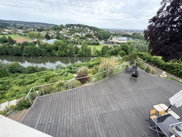 Propriété d’Architecte d’Exception – Élégance, Volumes et Art de Vivre

À seulement 5 minutes du centre-ville, au cœur d’un environnement préservé et verdoyant, cette somptueuse propriété d’architecte de 347 m² habitables incarne l’alliance parfaite entre raffinement, confort et exclusivité.

Édifiée sur un domaine privé de 6 223 m², cette demeure remarquable séduit dès les premiers instants par son architecture contemporaine, ses volumes spectaculaires et la qualité de ses prestations. 

Chaque espace a été pensé pour offrir un cadre de vie d’exception, où lumière, sérénité et bien-être se conjuguent au quotidien.

Un espace de réception majestueux :
Dès l’entrée, les volumes impressionnent. Le vaste espace de vie de 75 m², composé d’un salon et d’une salle à manger, bénéficie d’une luminosité remarquable grâce à ses larges ouvertures sur les terrasses. Le poêle à granulés apporte une atmosphère chaleureuse et élégante, idéale pour les moments de convivialité.

La cuisine aménagée et équipée de 27 m², prolongée par les espaces extérieurs, ravira les amateurs de gastronomie et de réception.
Une arrière-cuisine complète cet ensemble avec discrétion et fonctionnalité.

Un univers dédié au bien-être et aux loisirs :
Pensée comme une véritable résidence privée, la propriété offre des espaces rares et exclusifs :
•	Salle de cinéma privée de 33 m²
•	Salle de sport de 24 m² avec espace douche et WC
•	Véranda dédiée à la détente avec jacuzzi
•	Salle de billard de 32 m²
•	Cave à vin de 16 m² pour les amateurs de grands crus

Une suite parentale digne des plus belles résidences :
Au rez-de-chaussée, la suite parentale de 33 m² constitue un véritable cocon privé. Elle dispose d’un dressing sur mesure ainsi que d’une élégante salle d’eau privative, offrant intimité et confort absolu.

Des espaces nuit privilégiés :
À l’étage, une mezzanine de 16 m² distribue les différents espaces de nuit :
•	Trois chambres confortables aux volumes optimisés
•	Dont une chambre bénéficiant d’un accès direct à une terrasse privative offrant une vue privilégiée sur le Mont Olympe
•	Une salle de bains
•	WC indépendant

Des extérieurs rares et préservés :
Le domaine s’étend sur plus de 6 000 m² de terrain, véritable écrin de verdure garantissant calme et intimité.
Les terrasses, parfaitement intégrées à l’architecture de la maison, invitent à profiter pleinement des beaux jours dans un cadre exceptionnel.

Le stationnement est à la hauteur de la propriété avec :
•	Un garage de 70 m² pouvant accueillir jusqu’à 4 véhicules
•	Un parking extérieur pour 5 véhicules supplémentaires

Prestations haut de gamme
•	Menuiseries aluminium double vitrage
•	Volets roulants électriques centralisés
•	Chauffage au gaz complété par un poêle à granulés
•	Interphone
•	Portail motorisé
•	Façades entièrement rénovées et repeintes en octobre 2024

Informations techniques
•	Surface habitable : 347 m²
•	Terrain : 6 223 m²
•	Taxe foncière : 5 242 €
•	DPE : C (146 kWh/m²/an)
•	GES : C (22 kg CO₂/m²/an)

Une adresse confidentielle pour une clientèle exigeante.
Cette propriété unique réunit tous les attributs d’un bien d’exception : volumes généreux, prestations de qualité, espaces dédiés aux loisirs et au bien-être, vaste parc privé et proximité immédiate du centre-ville.

Une demeure rare, destinée aux acquéreurs en quête d’exclusivité, d’élégance et d’un art de vivre incomparable.